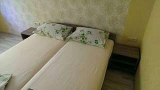 Гостиница Guest House Iris Евпатория Трехместный номер с общим туалетом-10