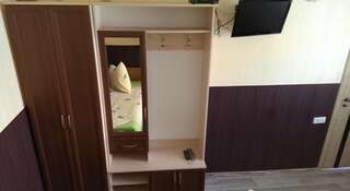 Гостиница Guest House Iris Евпатория Трехместный номер с основными удобствами-6